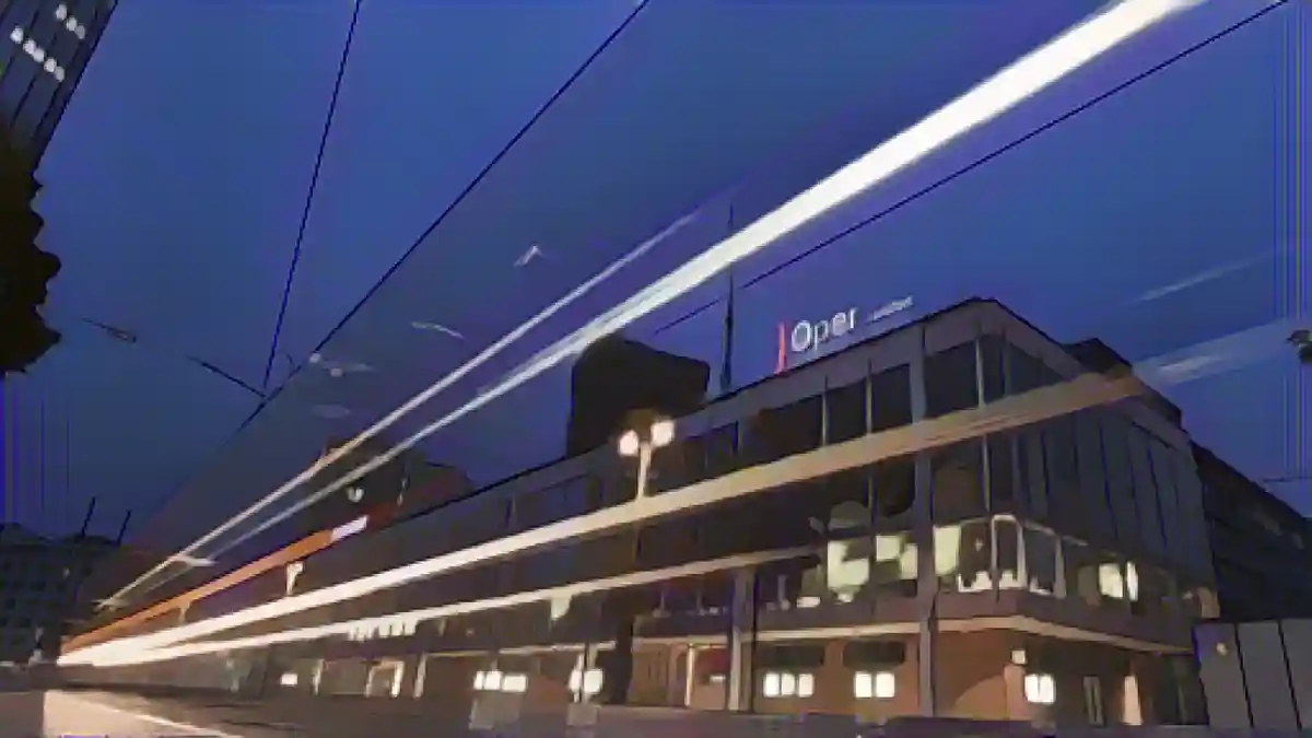 Следы света от проезжающего трамвая видны вечером перед зданием оперы (r) и театра во Франкфурте (длинная выдержка).:Светлые следы проезжающего трамвая видны вечером перед зданием оперы (r) и театра во Франкфурте (длинная выдержка). Фото