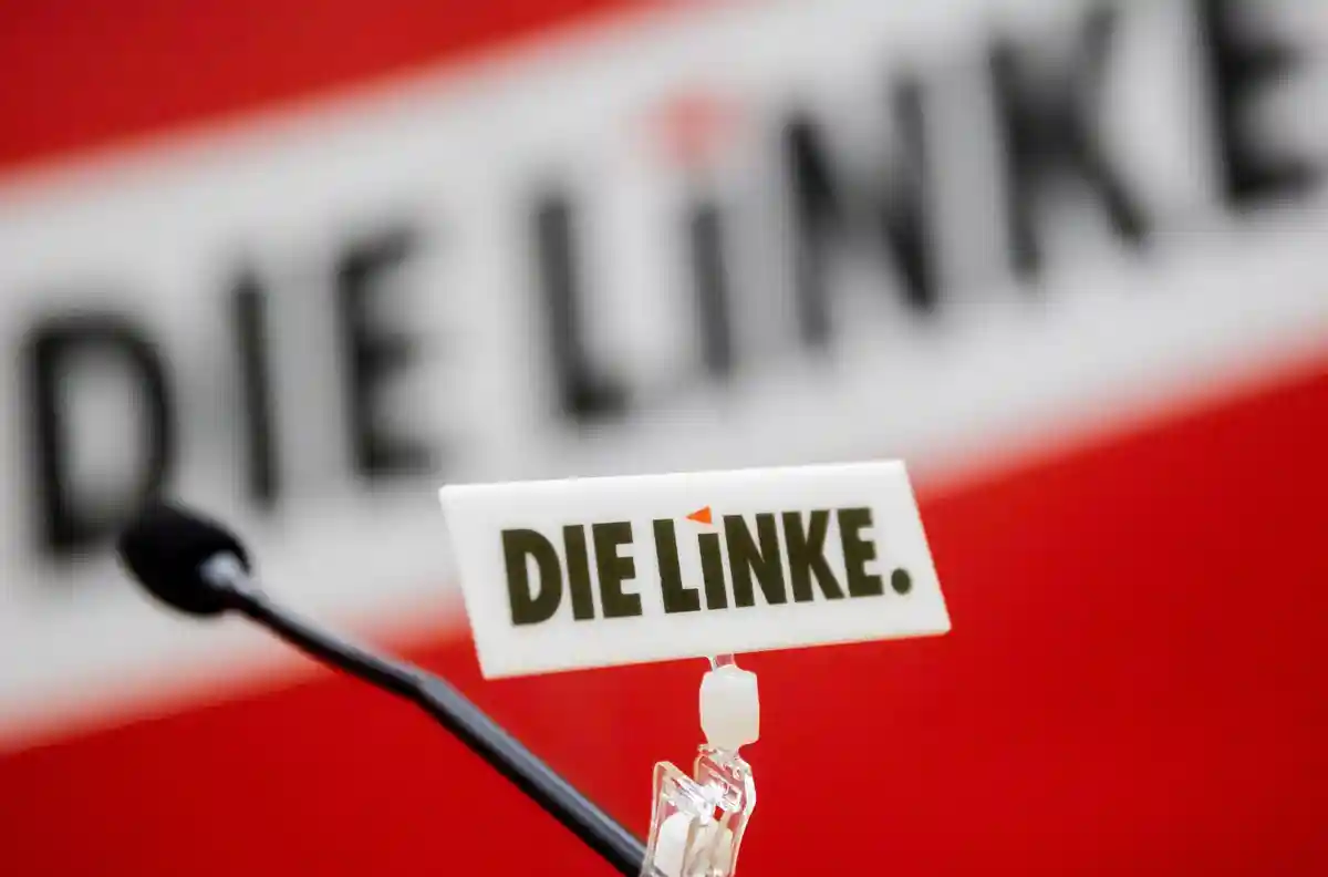 Слева:Логотип Левой партии прикреплен к микрофону на партийной конференции.