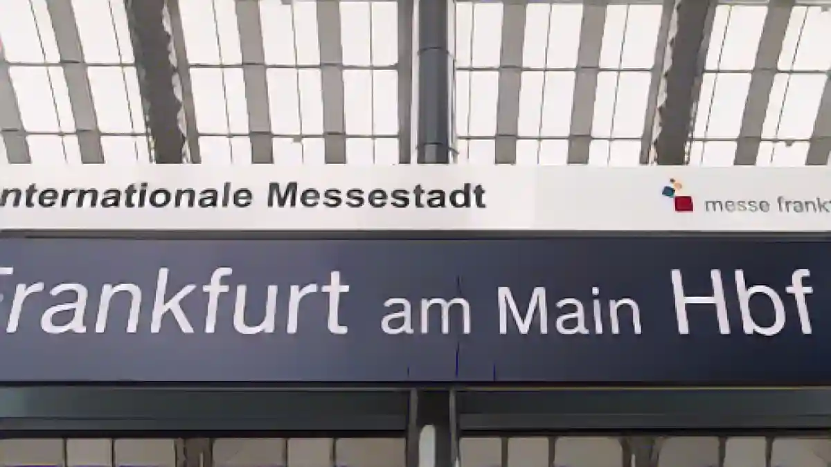 Слова "Frankfurt am Main Hbf" написаны на табличке на главном вокзале.:Надпись "Frankfurt am Main Hbf" на указателе на главном вокзале. Фото