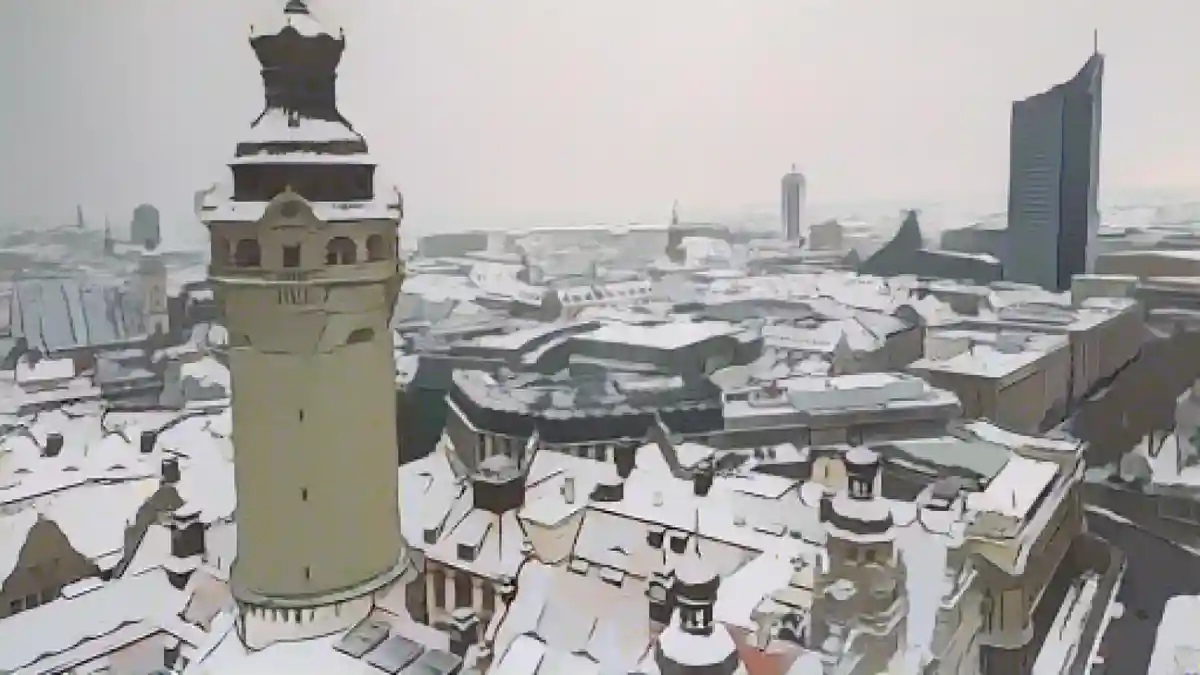 Снег лежит на башне и крышах Новой ратуши.:Снег лежит на башне и крыше Новой ратуши. Фото