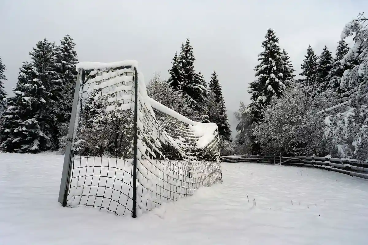 Снег на футбольном поле:Снег на футбольном поле.