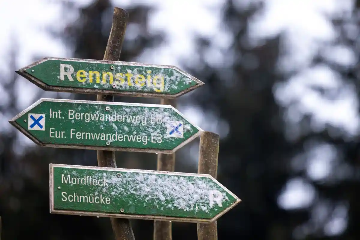Снег в Тюрингии:Указатель на высокогорной туристической тропе Реннштайг покрыт тонким слоем снега.