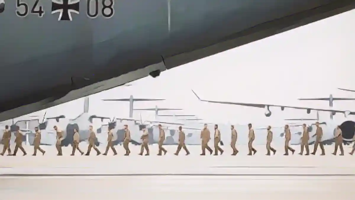 Солдаты идут по территории авиабазы Вунсторф после приземления.:Солдаты идут по территории авиабазы Вунсторф после приземления. Фото