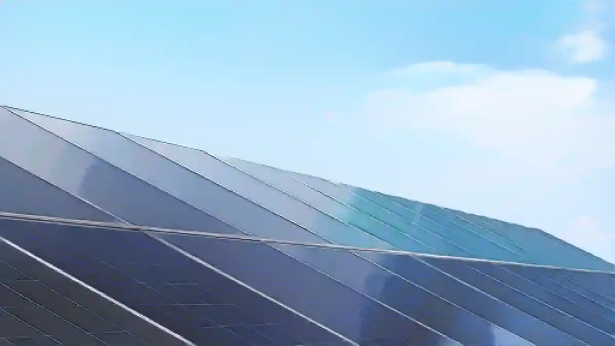 Солнечные батареи с небом на заднем плане:Как сделать так, чтобы солнечные панели служили дольше 25 лет