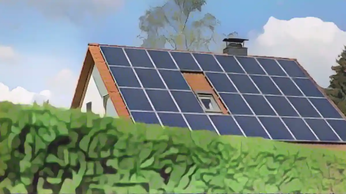 Солнечные панели установлены на крыше отдельно стоящего дома.:Солнечные панели установлены на крыше отдельно стоящего дома. Фото