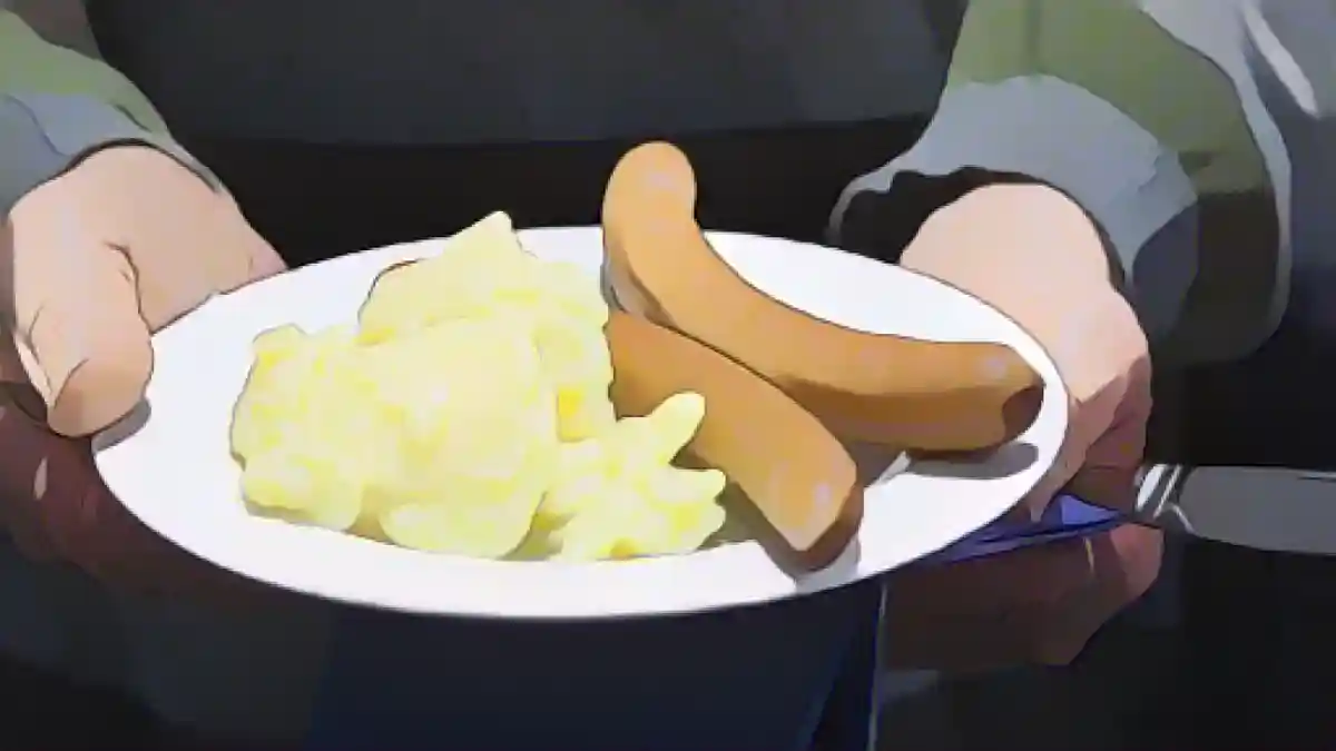 Сосиски и картофельный салат на тарелке.:Сосиски и картофельный салат на тарелке. Фото