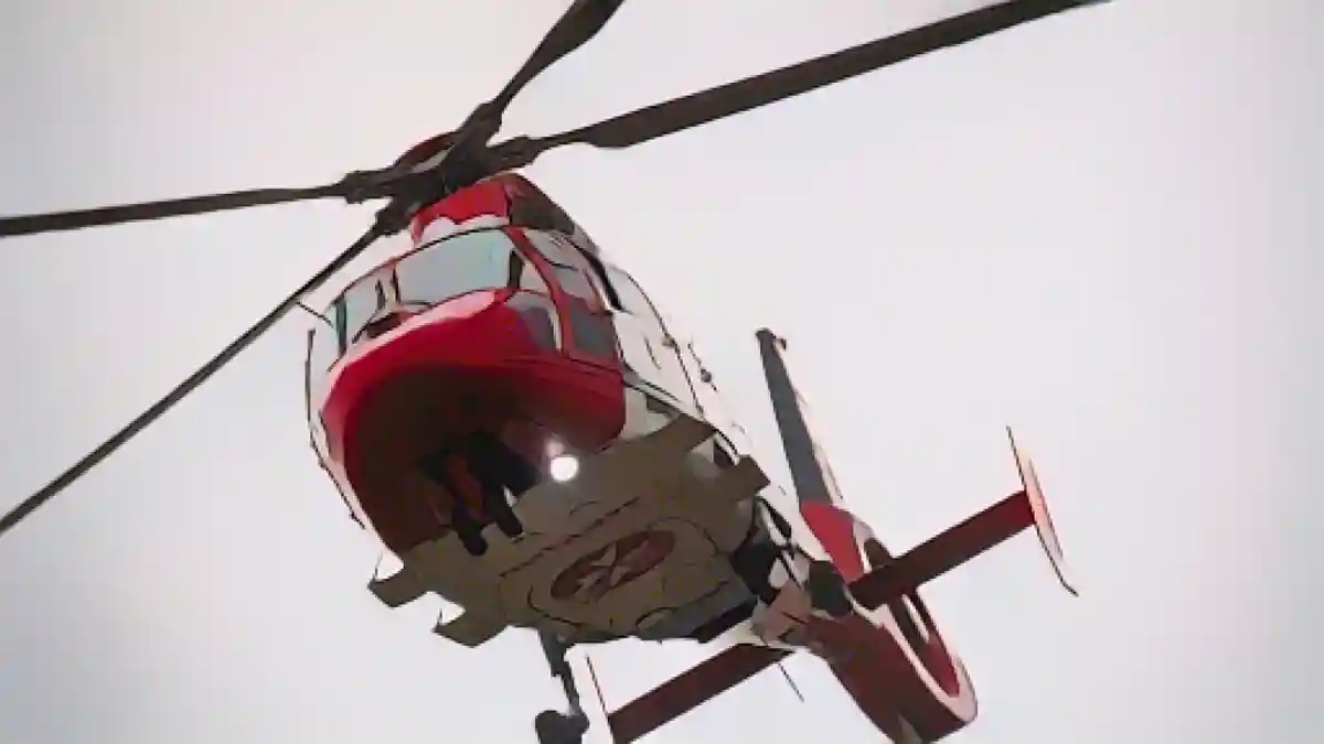 Спасательный вертолет приземляется на летном поле клиники.:Спасательный вертолет приземляется на летном поле клиники. Фото