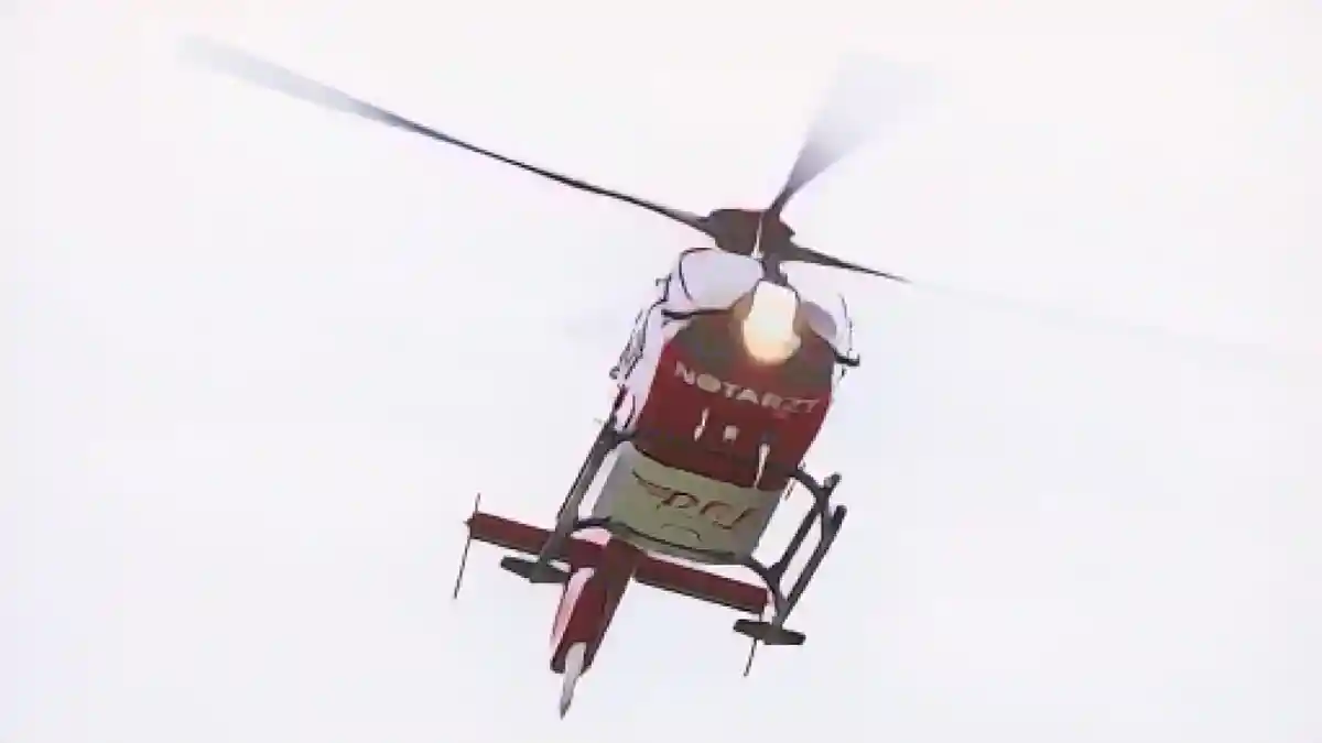 Спасательный вертолет заходит на посадку.:Спасательный вертолет заходит на посадку. Фото