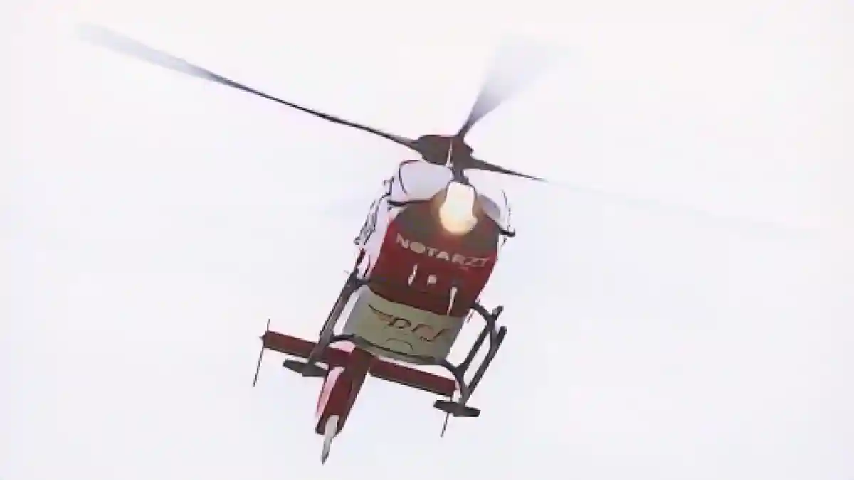 Спасательный вертолет заходит на посадку.:Спасательный вертолет заходит на посадку. Фото