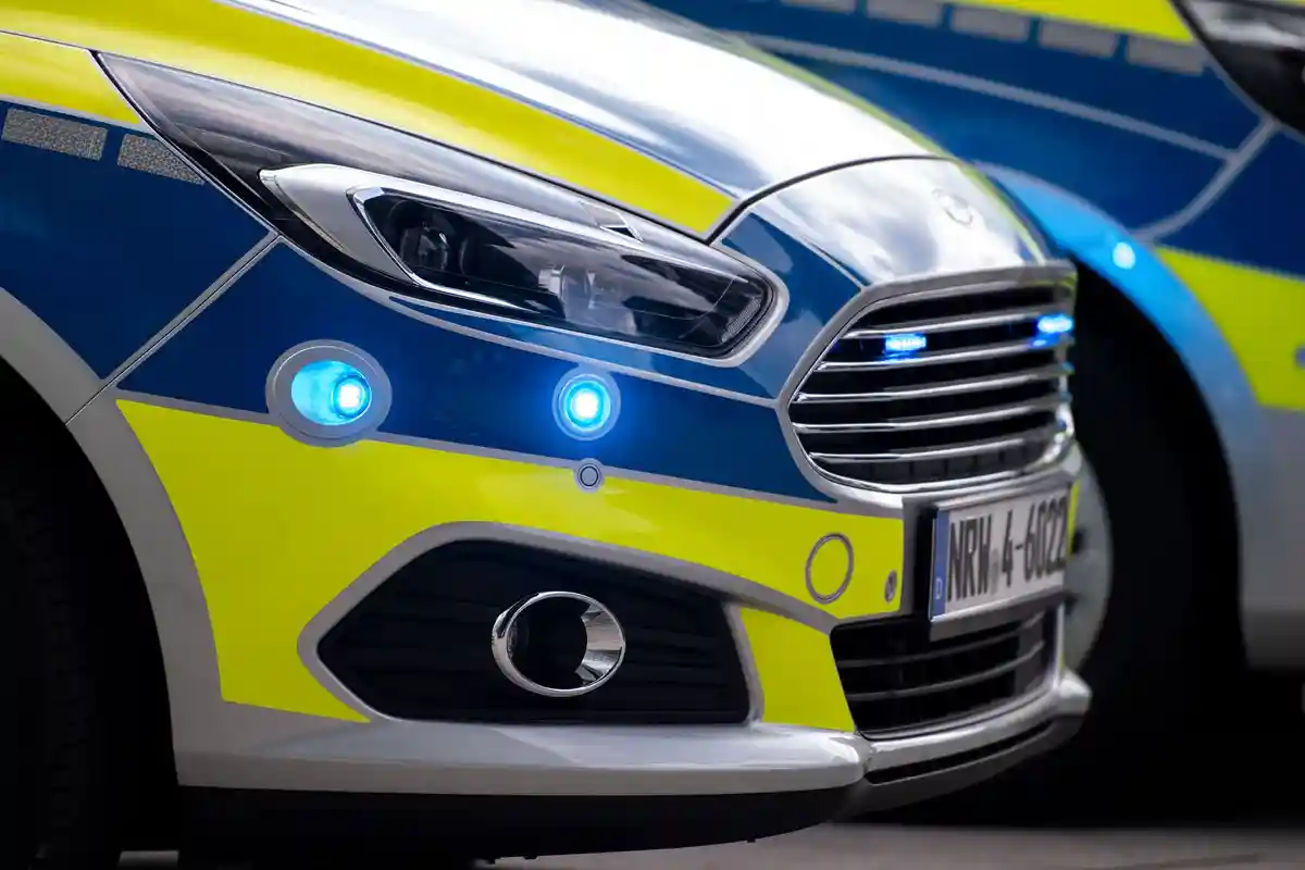 Списанные полицейские машины продолжают ездить в качестве гражданских патрулей:На боку полицейской машины Ford S-Max вспыхивают синие огни.
