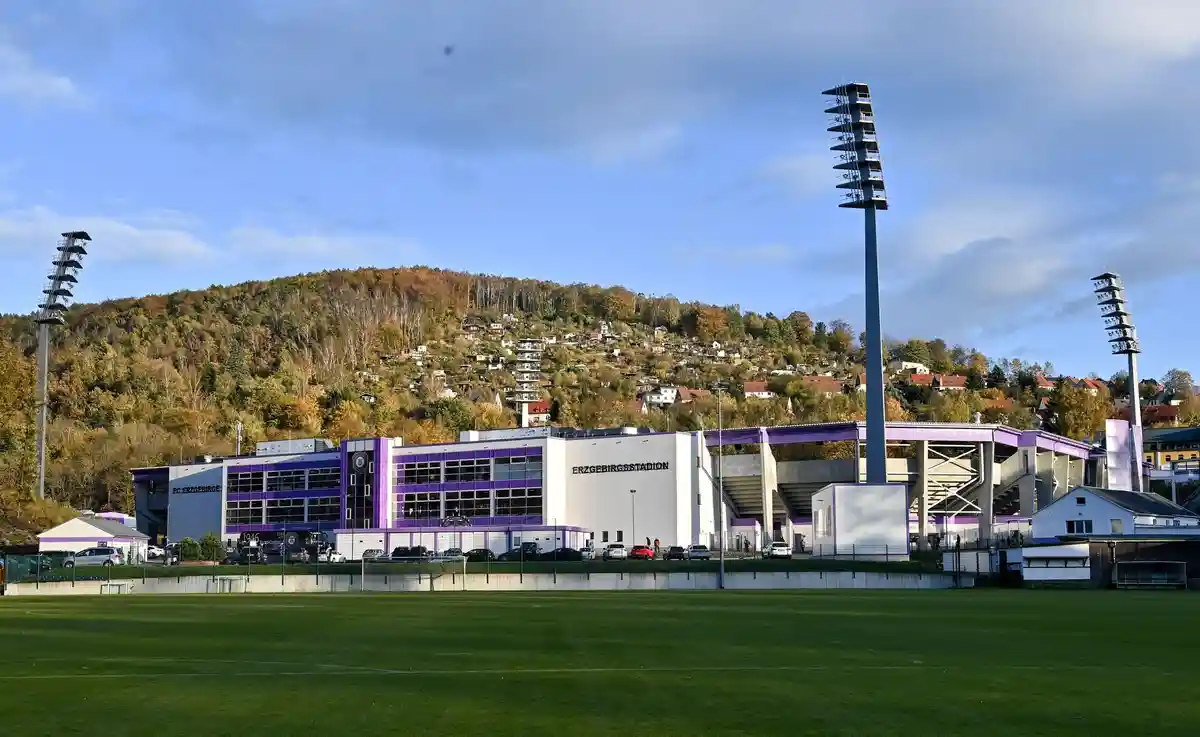 Стадион в Эрцгебирге:ФК "Ингольштадт 04" на стадионе Erzgebirgsstadion в Ауэ. Название, скорее всего, останется прежним.