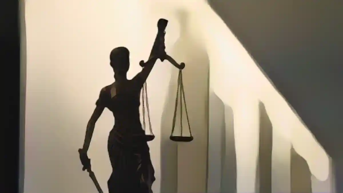Статут справедливости:Статуя Юстиции