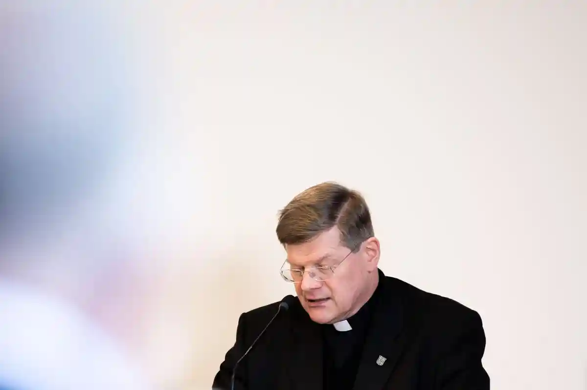Стефан Бургер:Стефан Бургер, архиепископ Фрайбурга, на пресс-конференции, организованной архиепархией Фрайбурга и посвященной проблеме насилия.