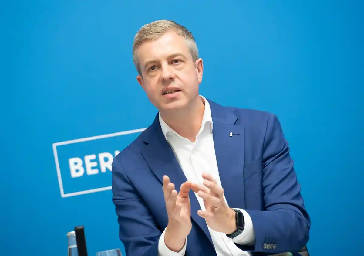 Стефан Эверс:Сенатор по финансам Берлина Штефан Эверс общается с журналистами.