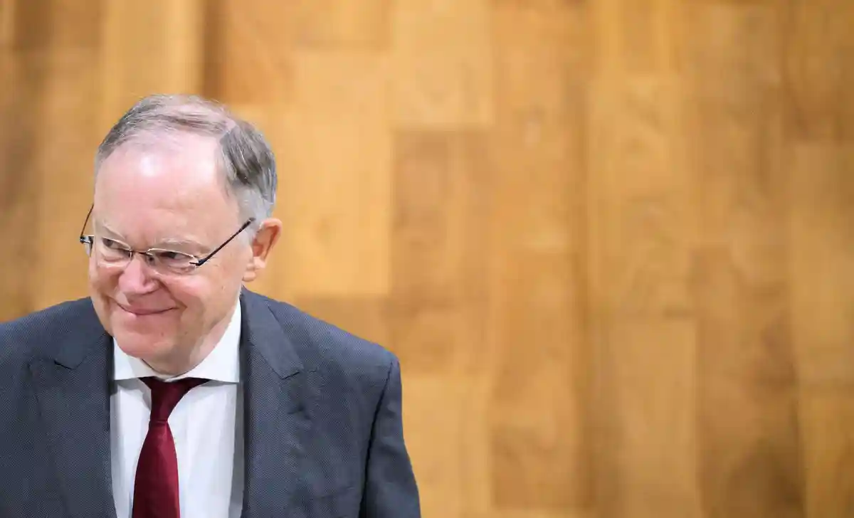 Стефан Вайль:Штефан Вайль (СДПГ), министр-президент Нижней Саксонии, приходит в парламент земли Нижняя Саксония.