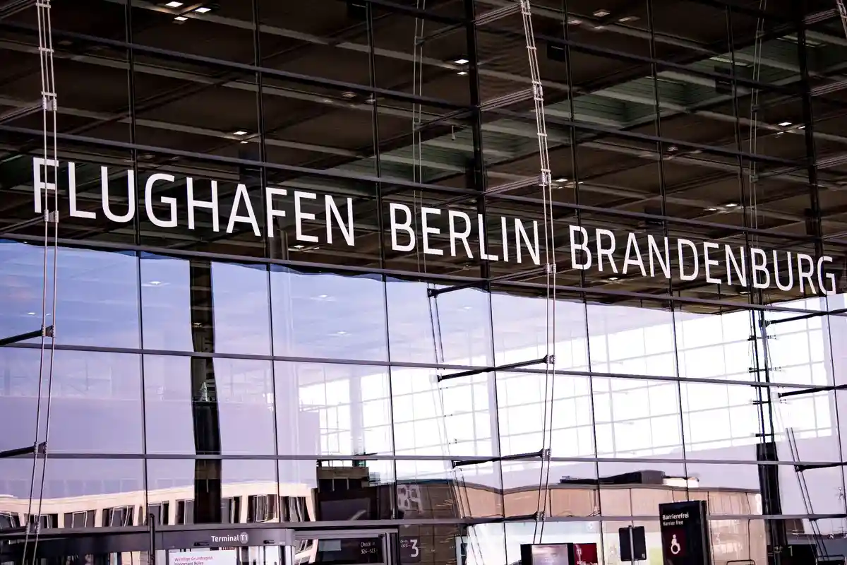 Столичный аэропорт BER:Главный зал аэропорта Берлин-Бранденбург.