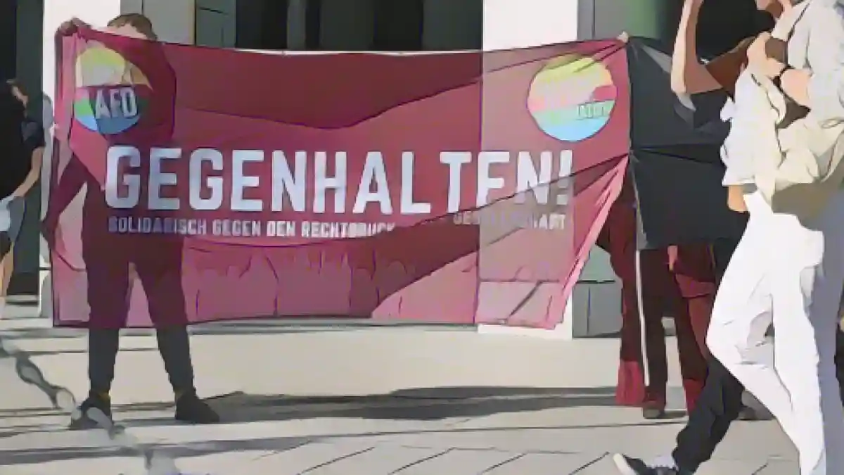 Сторонники левых групп протестуют против демонстрации правых групп в Магдебурге.:Сторонники левых групп протестуют против демонстрации правых групп в Магдебурге. Фото