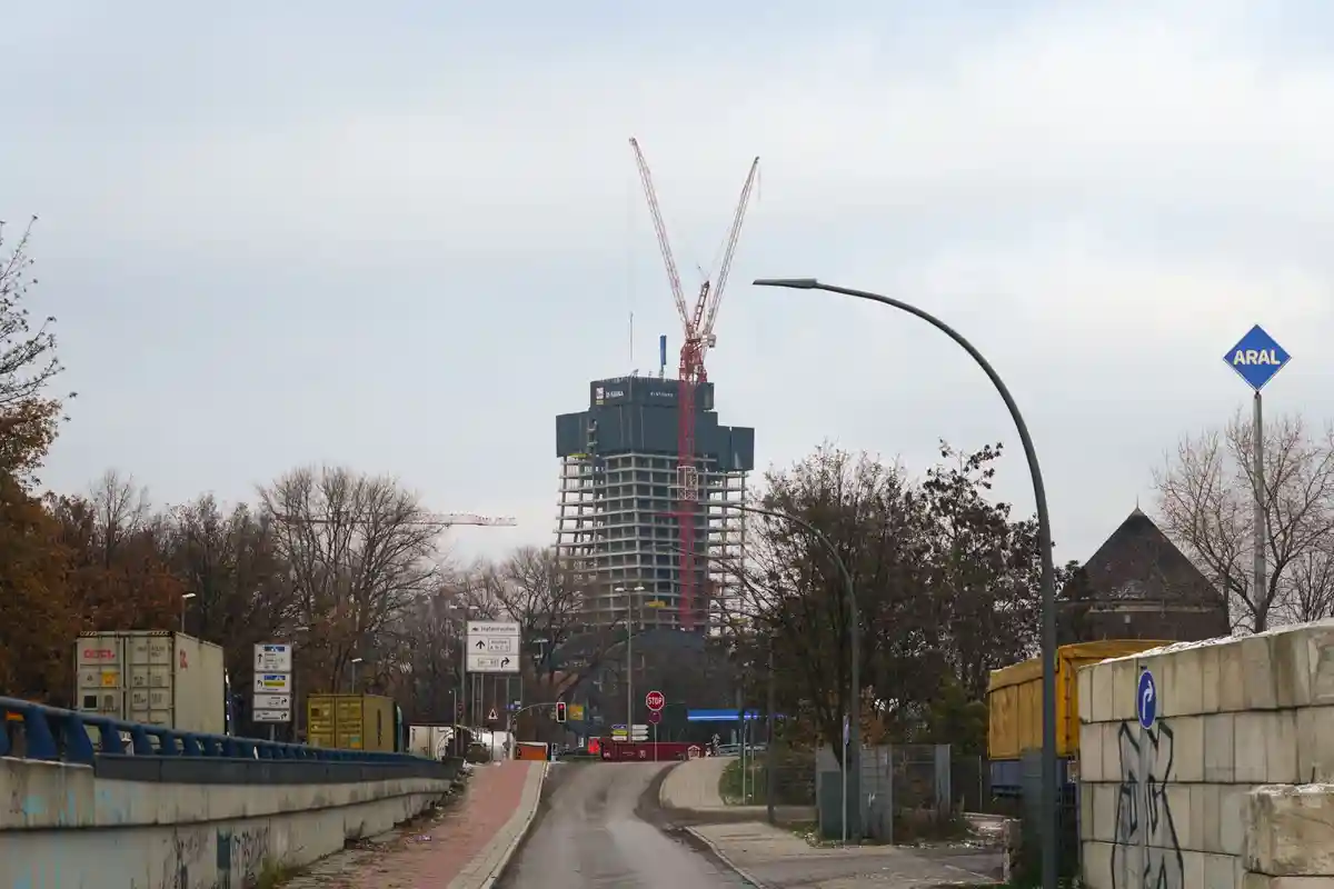 Строительная площадка Elbtower:Компания Signa строит 245-метровую башню Elbtower в Гамбурге. В настоящее время проект приостановлен.