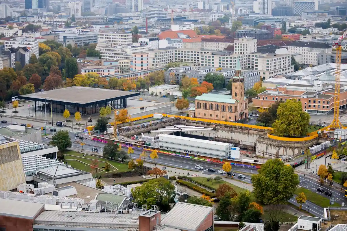 Строительная площадка Музея 20 века "Берлин Модерн":Место строительства Музея современного искусства рядом с Новой национальной галереей (л).