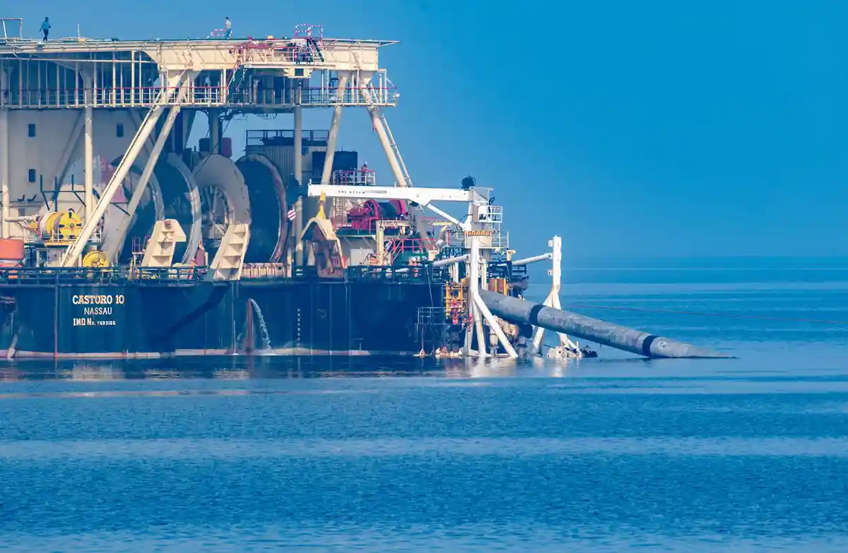 Строительство трубопроводов:На судне-трубоукладчике "Castoro 10" специалисты строят соединительный трубопровод к спорному терминалу сжиженного природного газа Рюген в Мукране.