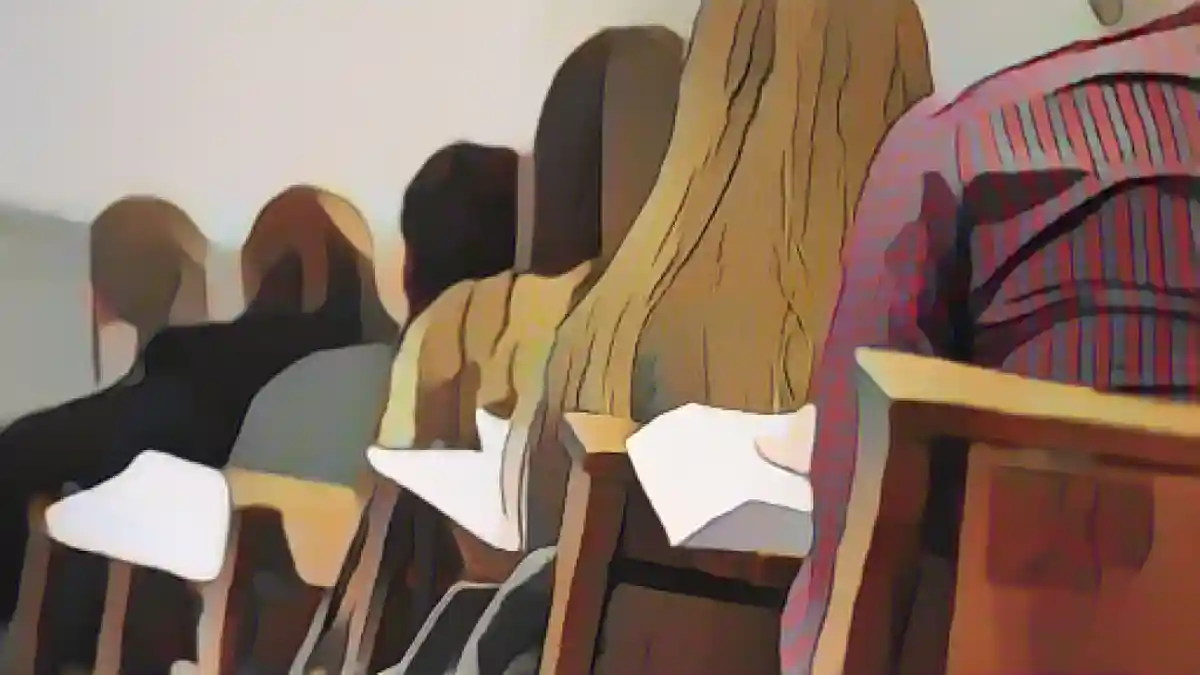 Студенты сидят в лекционном зале.:Студенты сидят в лекционном зале. Фото