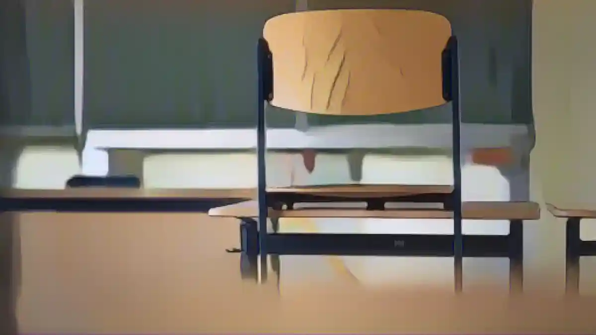 Стул стоит на столе в классной комнате.:Стул стоит на столе в классной комнате. Фото