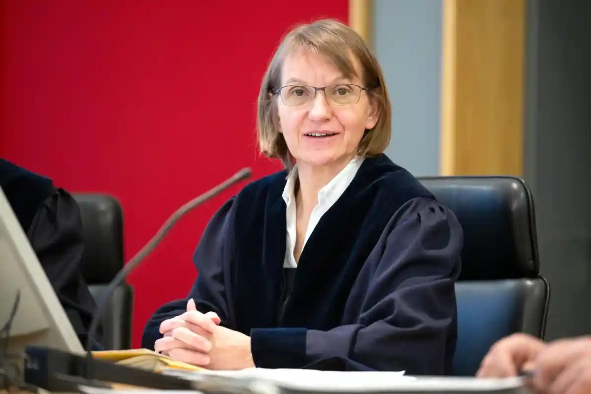 Суд принимает решение по выборам в гражданство:Мейке Йоргенсен, председатель Административного суда, сидит в зале суда.