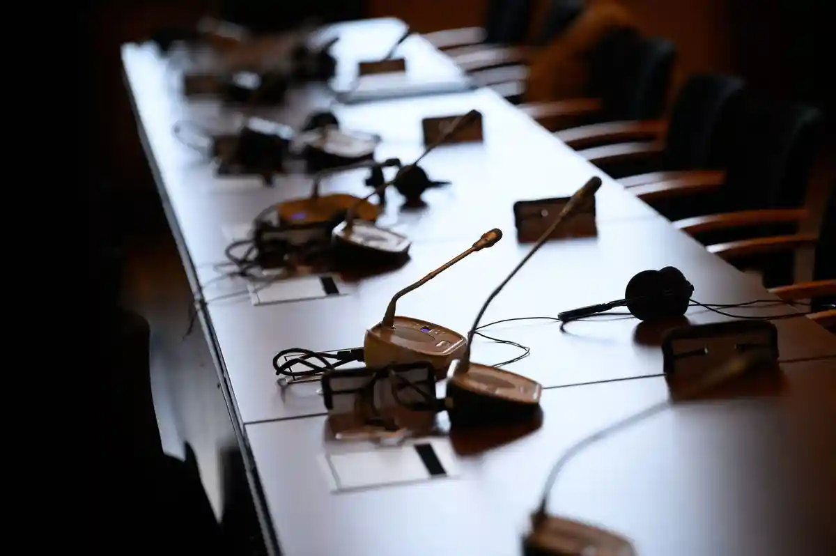 Судебные микрофоны:Микрофоны и наушники на столе в зале суда.