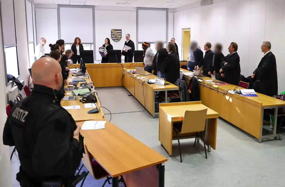 Судебный процесс по делу о беспорядках в Хемнице в 2018 году:Палата во главе с председательствующим судьей Юргеном Цёльнером (на заднем плане М) прибывает в областной суд для начала процесса.