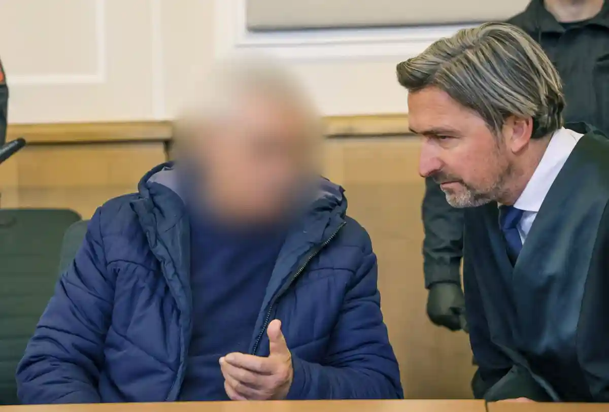 Судебный процесс в Оснабрюке:82-летний подсудимый рядом со своим адвокатом в окружном суде Оснабрюка.
