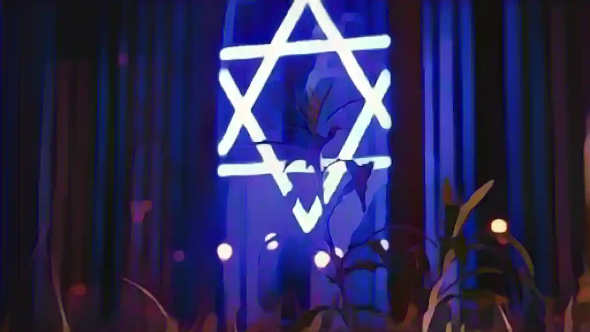 Светящаяся звезда Давида в окне синагоги:Светящаяся звезда Давида в окне синагоги
