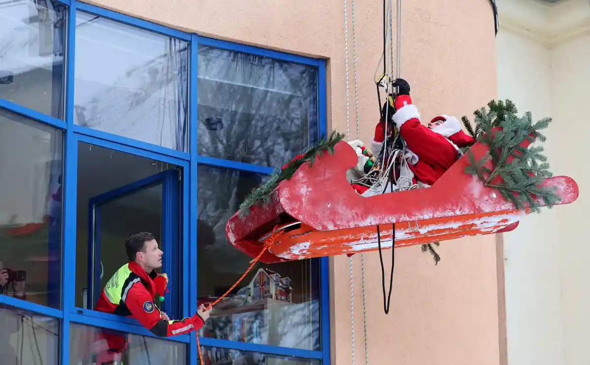 Святой Николай:Дед Мороз на своих летающих санях развозит подарки маленьким пациентам педиатрической и подростковой клиники университетской больницы Ростока.