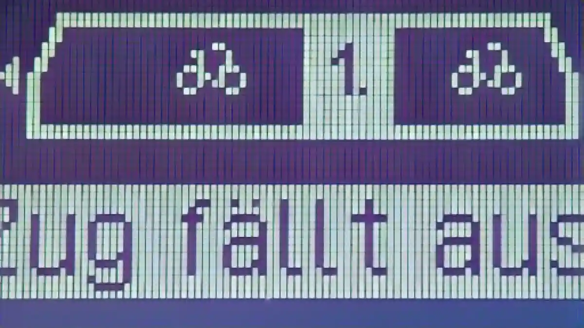 Табло на станции Нойбранденбург с надписью "Поезд отменен".:Табло на станции Нойбранденбург с надписью "Поезд отменен". Фото