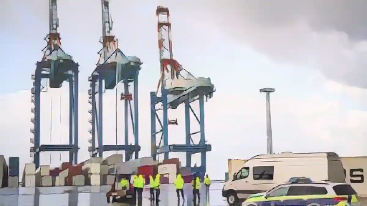 Таможенники досматривают контейнеры в порту Бремерхафен.:Таможенники досматривают контейнеры в порту Бремерхафен. Фото