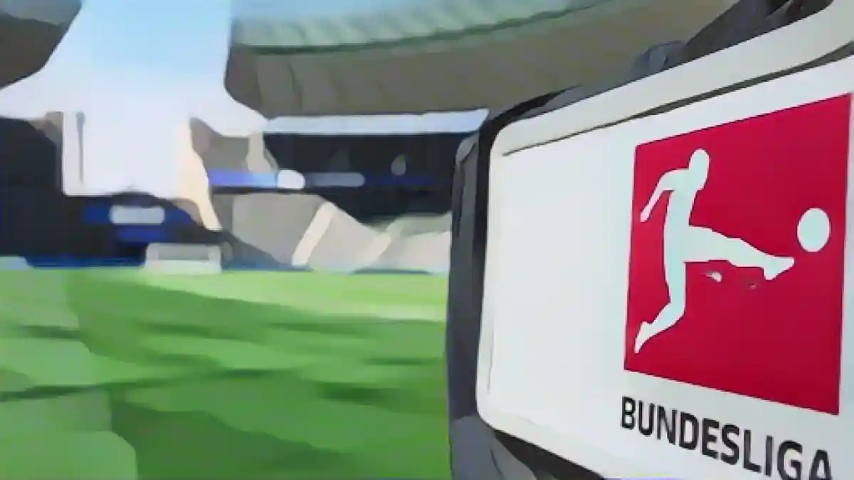 Телевизионная камера с логотипом Бундеслиги установлена за воротами на восточном повороте перед началом игры.:Телевизионная камера с логотипом Бундеслиги стоит за воротами на восточном фланге перед началом игры. Фото