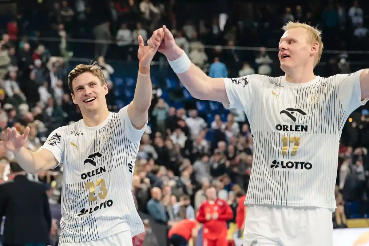 THW Kiel - Kolstad Handball:Игроки команды "Киль" Руне Дамке (л) и Патрик Венеск празднуют.