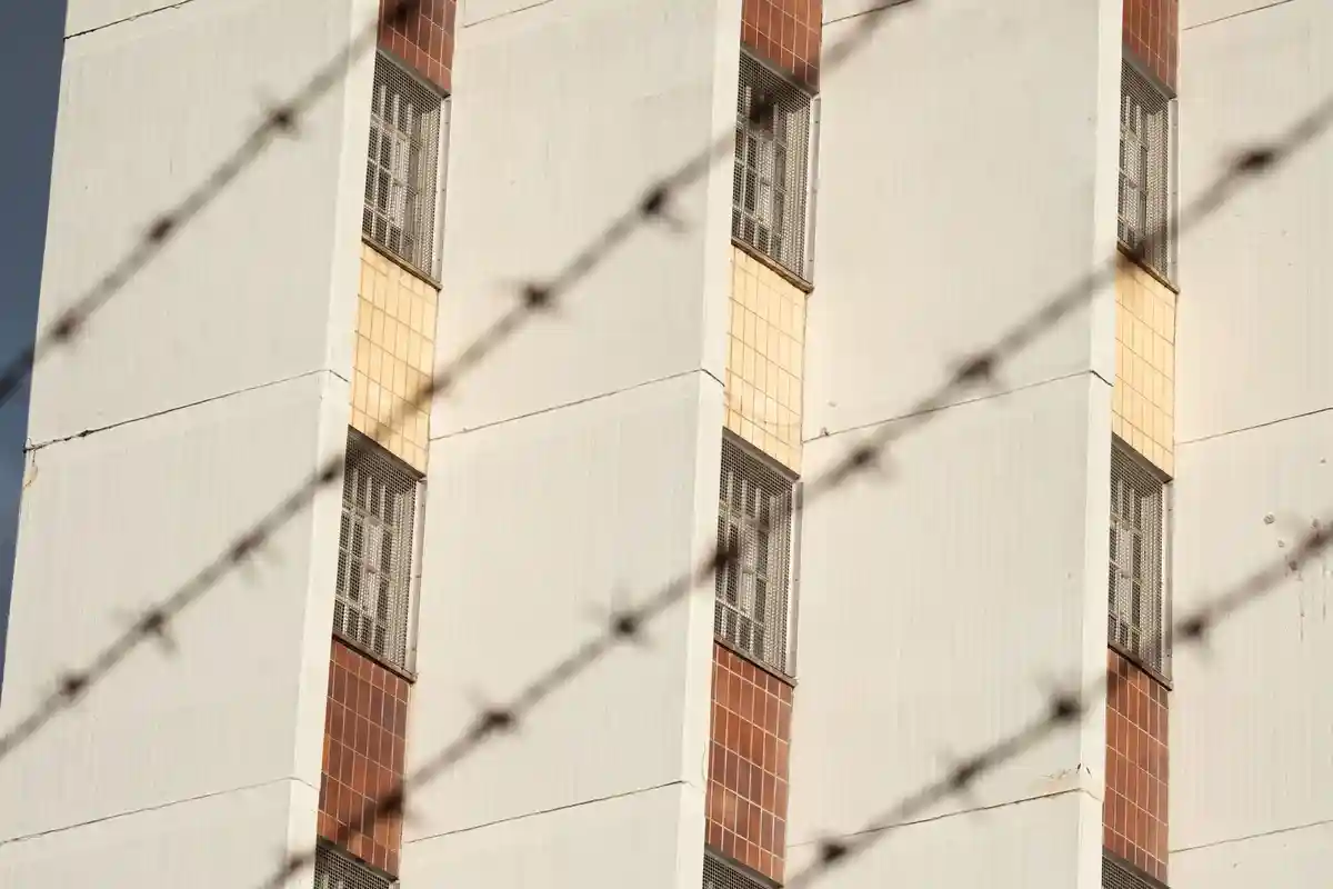 Тюрьма:Забор из колючей проволоки окружает территорию тюрьмы.
