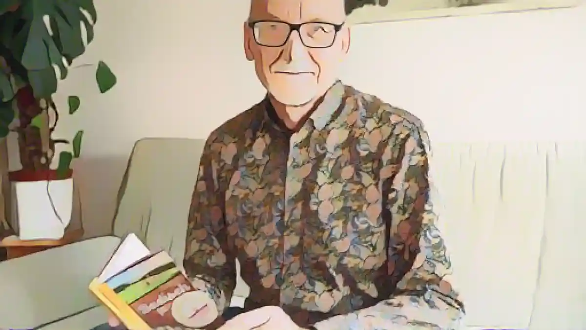 Томас Либшер, автор диафильмов, держит в руках книгу под названием "Баден для начинающих" (Badisch für Anfänger).:Томас Либшер, автор диалекта, держит в руках книгу под названием "Badisch für Anfänger". Фото