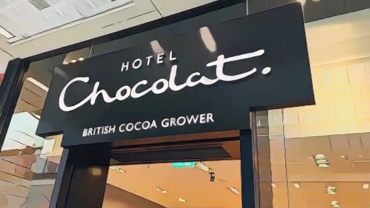 Траффорд-центр, Манчестер, Лондон, Англия - сентябрь 2023 г: Hotel Chocolat Внешний магазин Sig:Hotel Chocolat открыл свой первый магазин в 2004 году на севере Лондона. Сегодня бренд насчитывает 131 магазин в Великобритании и представлен в Японии.