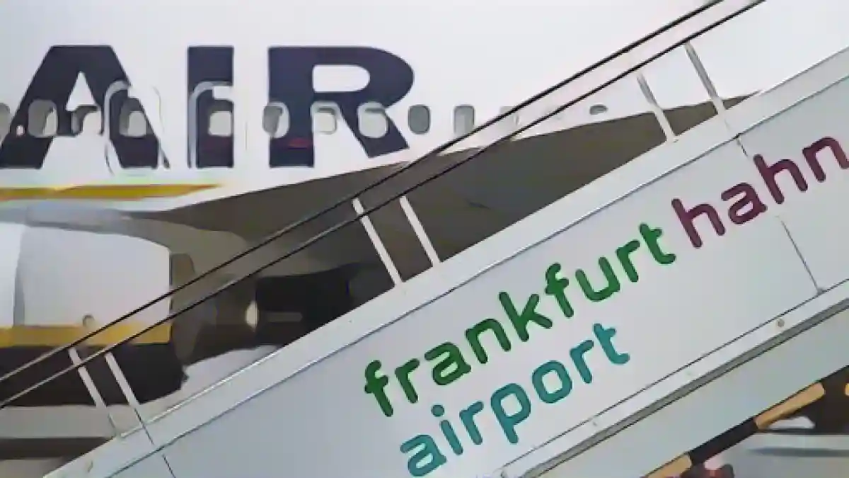 Трап с надписью "Аэропорт Франкфурт-Хан" стоит на асфальте в аэропорту Хан в Хунсрюке.:Трап с надписью "Аэропорт Франкфурт-Хан" стоит на асфальте в аэропорту Хан в Хунсрюке. Фото
