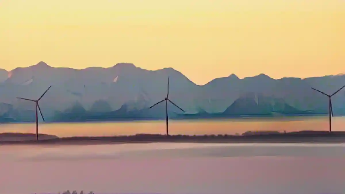 Три ветряные турбины поднимаются из тумана утром, вскоре после восхода солнца.:Три ветряные турбины поднимаются из тумана утром, вскоре после восхода солнца. Фото