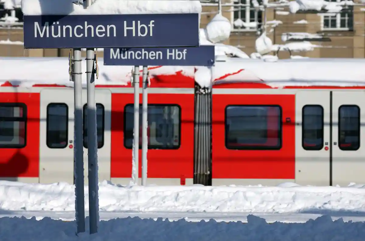 Центральный вокзал Мюнхена:Поезд, покрытый снегом.