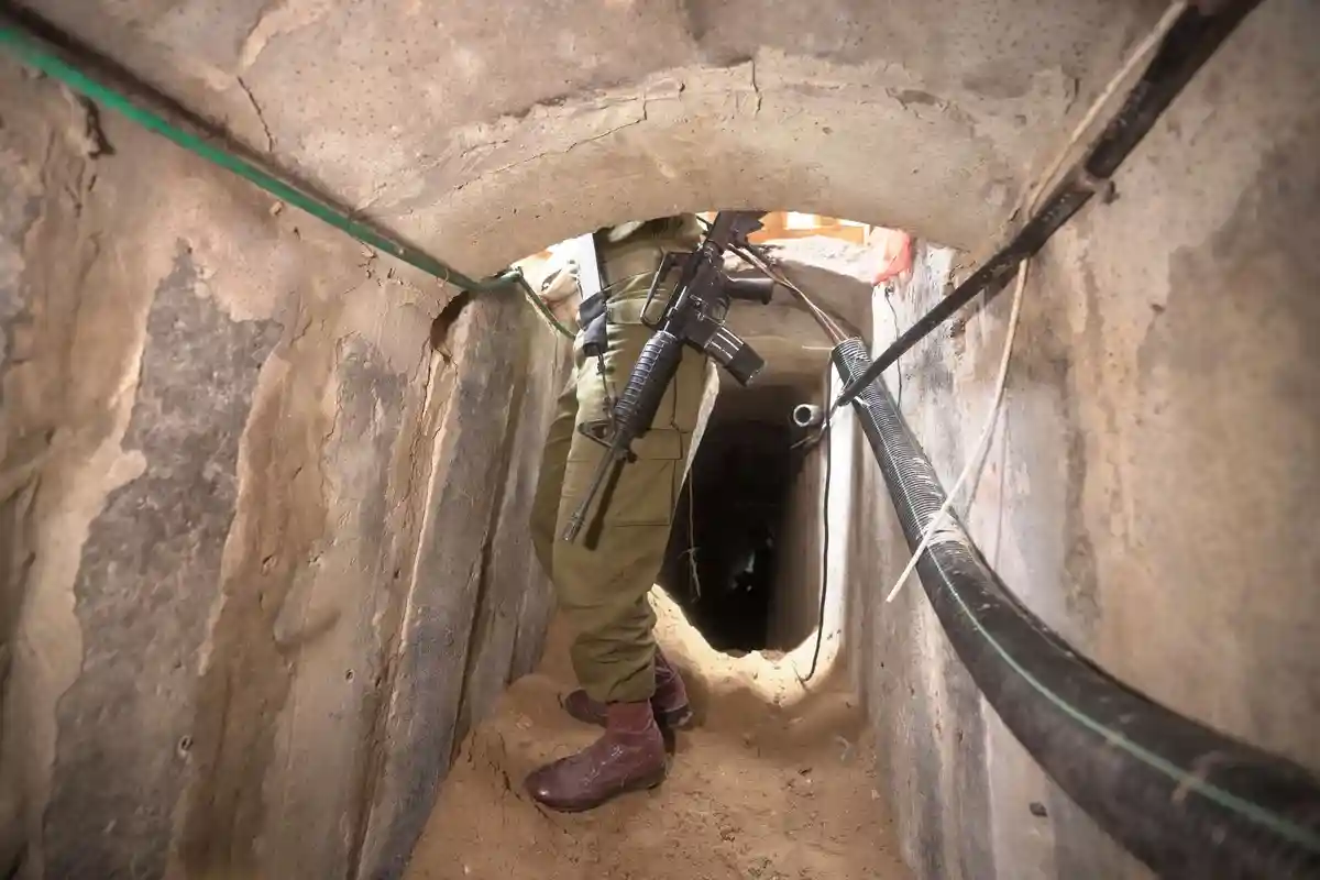 Туннель:Израильский солдат стоит в подземном туннеле, обнаруженном под больницей "Шифа" в городе Газа.