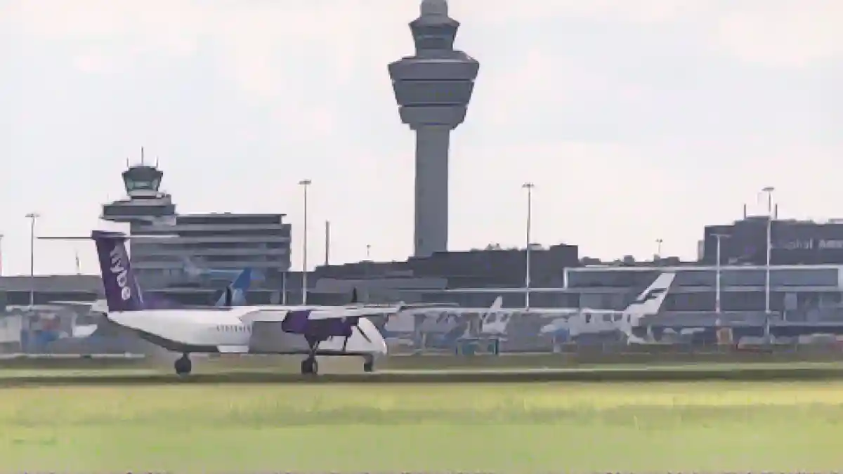 Турбовинтовой самолет Bombardier DHC-8-400 авиакомпании Flybe приземляется в амстердамском аэропорту Схипхол после вылета из лондонского Хитроу 1 июня 2022 года.:Турбовинтовой самолет Bombardier DHC-8-400 авиакомпании Flybe приземляется в аэропорту Амстердама Схипхол после вылета из лондонского Хитроу 1 июня 2022 года.