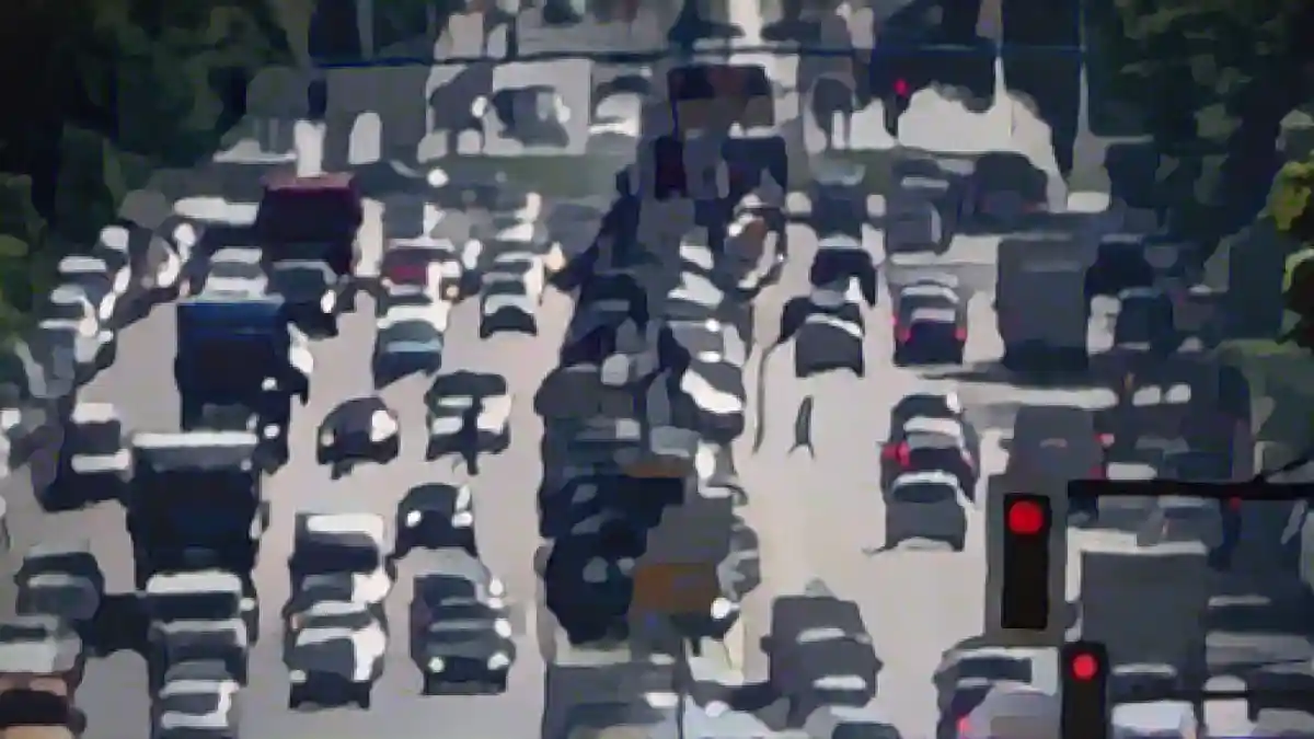 Тысячи машин застряли в пробке.:Тысячи автомобилей застряли в пробке. Фото