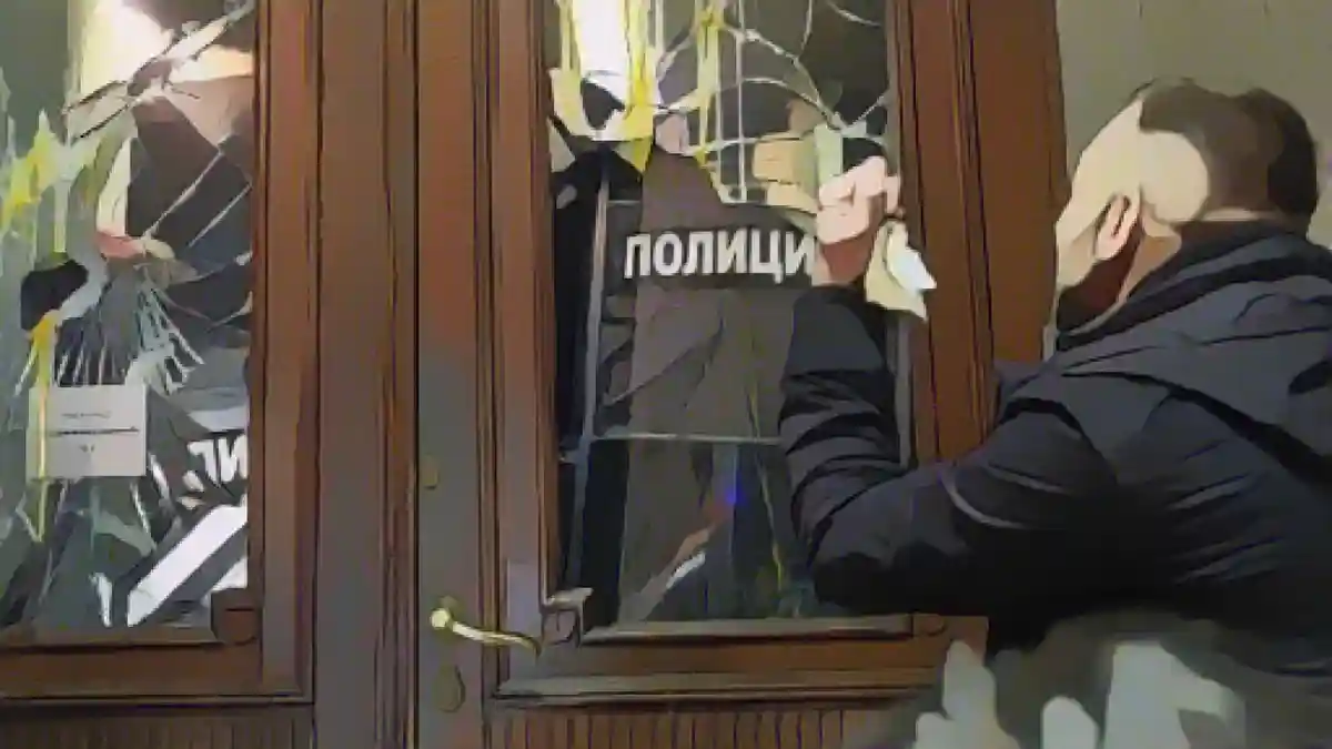 Участники демонстрации попытались ворваться в здание мэрии Белграда.:Участники демонстрации пытались войти в здание мэрии Белграда. Фото