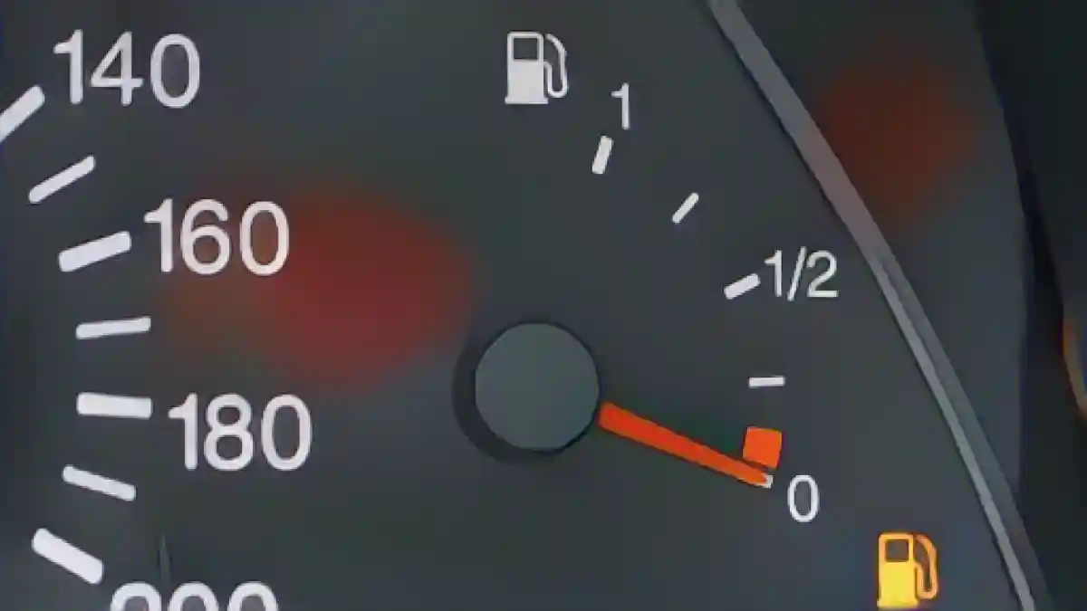 указатель уровня топлива автомобиля на пустом месте с индикатором низкого уровня топлива o:Пять способов сэкономить топливо, когда вы работаете на холостом ходу