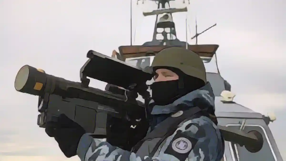 Украинский солдат стоит на катере в Черном море с зенитной ракетой:Украинский солдат стоит на катере в Черном море с зенитной ракетой.