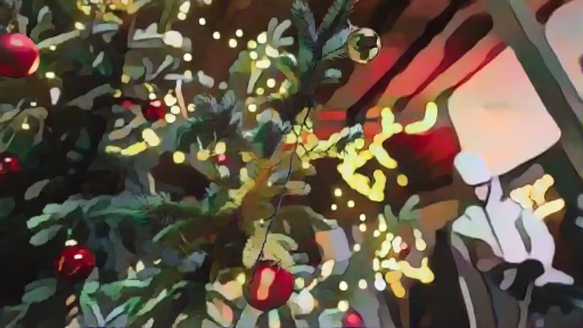 Украшенная рождественская елка горит на Адвентском рынке.:Украшенная рождественская елка горит на Адвентском рынке. Фото
