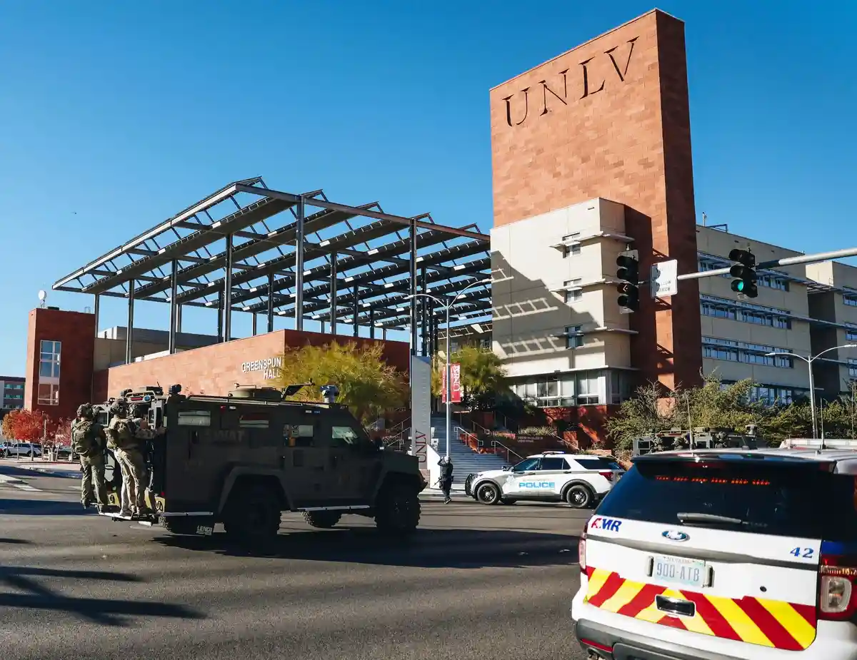 Университет в Лас-Вегасе:Три человека погибли в результате нападения с применением огнестрельного оружия в университете Лас-Вегаса.
